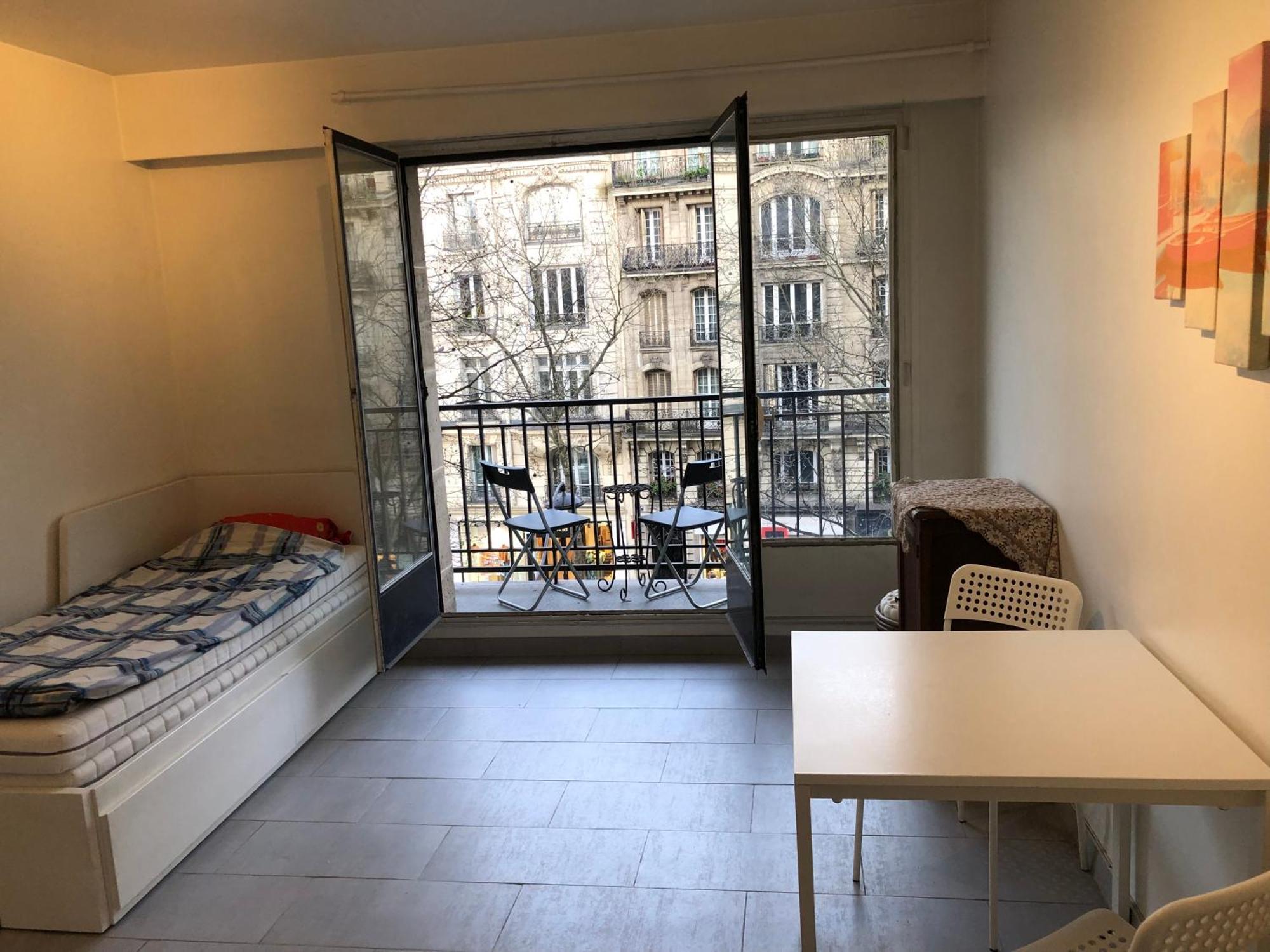Beautiful Next To Metro Apartment Paris