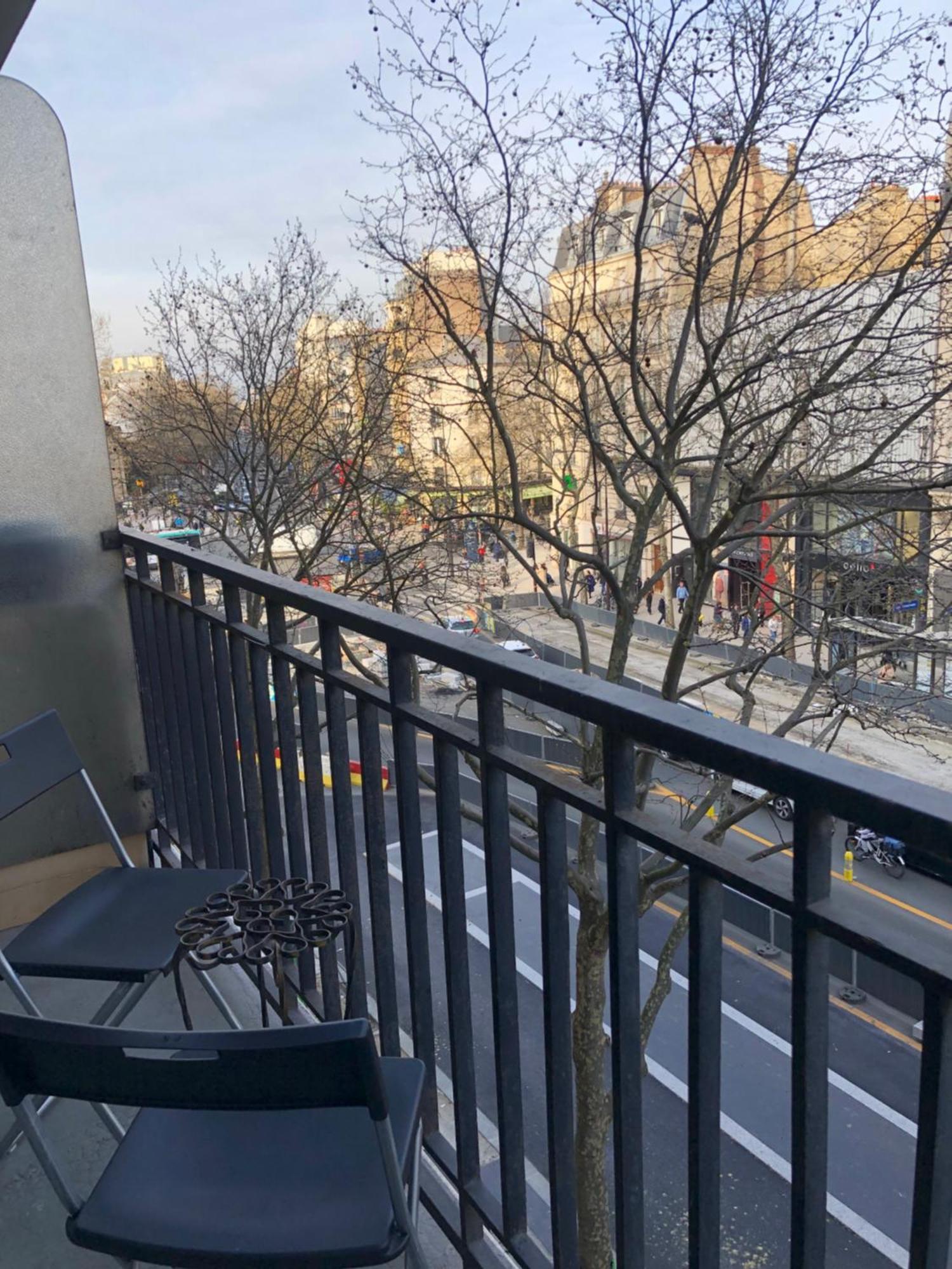 Beautiful Next To Metro Apartment